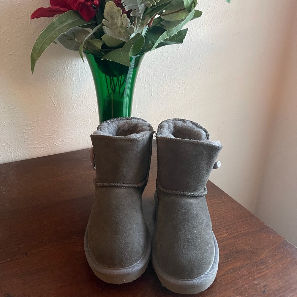 NWOB Aussie Merino Kids Suede Winter Boots Sz Y12 Light Grey Color